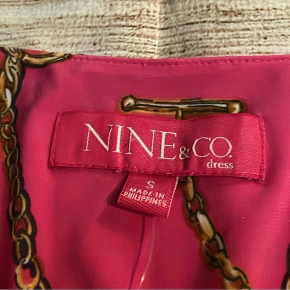 Nine and Co Faux Wrap Dress Hot Pink Gold Chain Print V-neck Cocktail Size S NWT - Picture 3 of 10